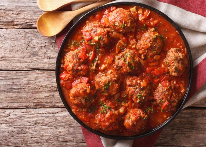 Meatballs in rich capsicum sauce w zucchini