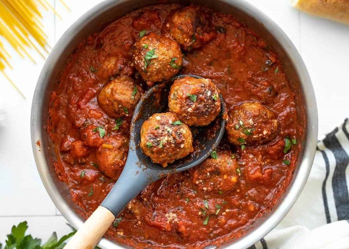 Vegetarian meatballs w roast capsicum sauce